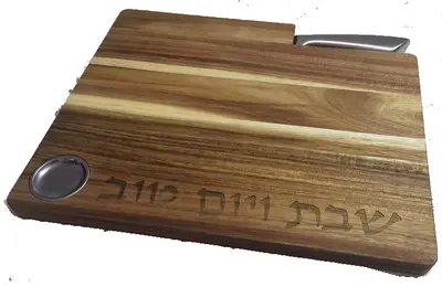 מגש עץ אלון עם סכין - דגם "המוציא"